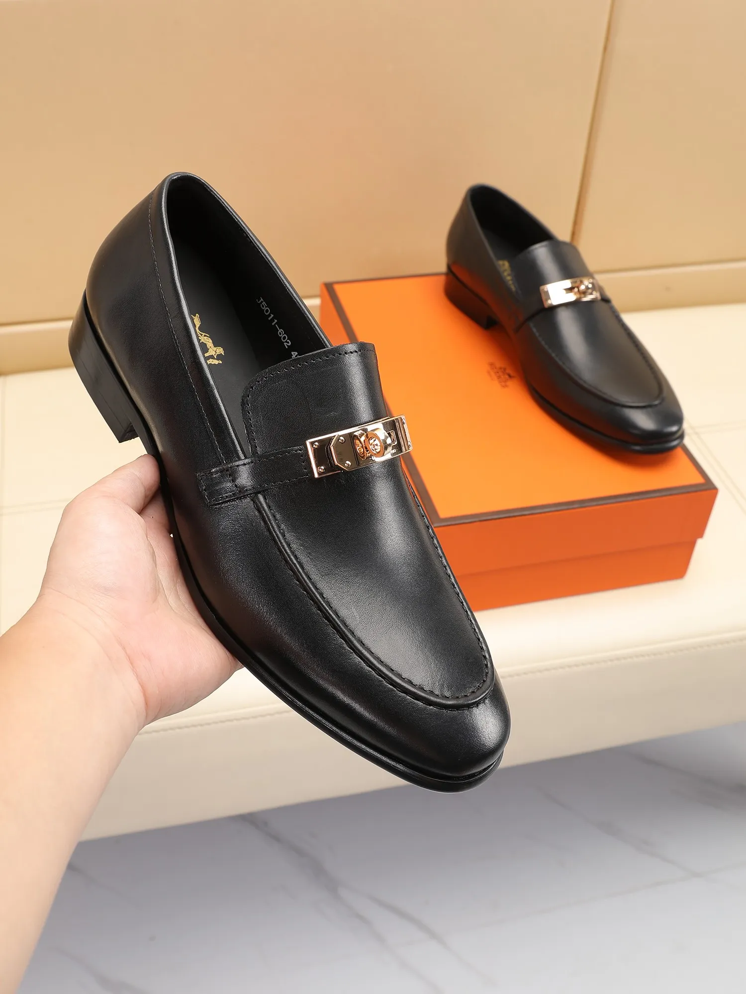 Factory price 440💶[HERMES] (cowhide lining)🍀Italian top luxury🍀He does not pursue novel styles and gorgeous colors, but attracts the favor of successful men with his flawless, elegant and classic style! This very, very comfortable, simple and stable style makes it easy to match any style! The pattern is absolutely 1:1 refined from the original case, and we strive for excellence in materials, imported cowhide + cowhide lining💪💪💪extraordinary texture👍! .Code number: 39 to 44 (38.4546 customized)